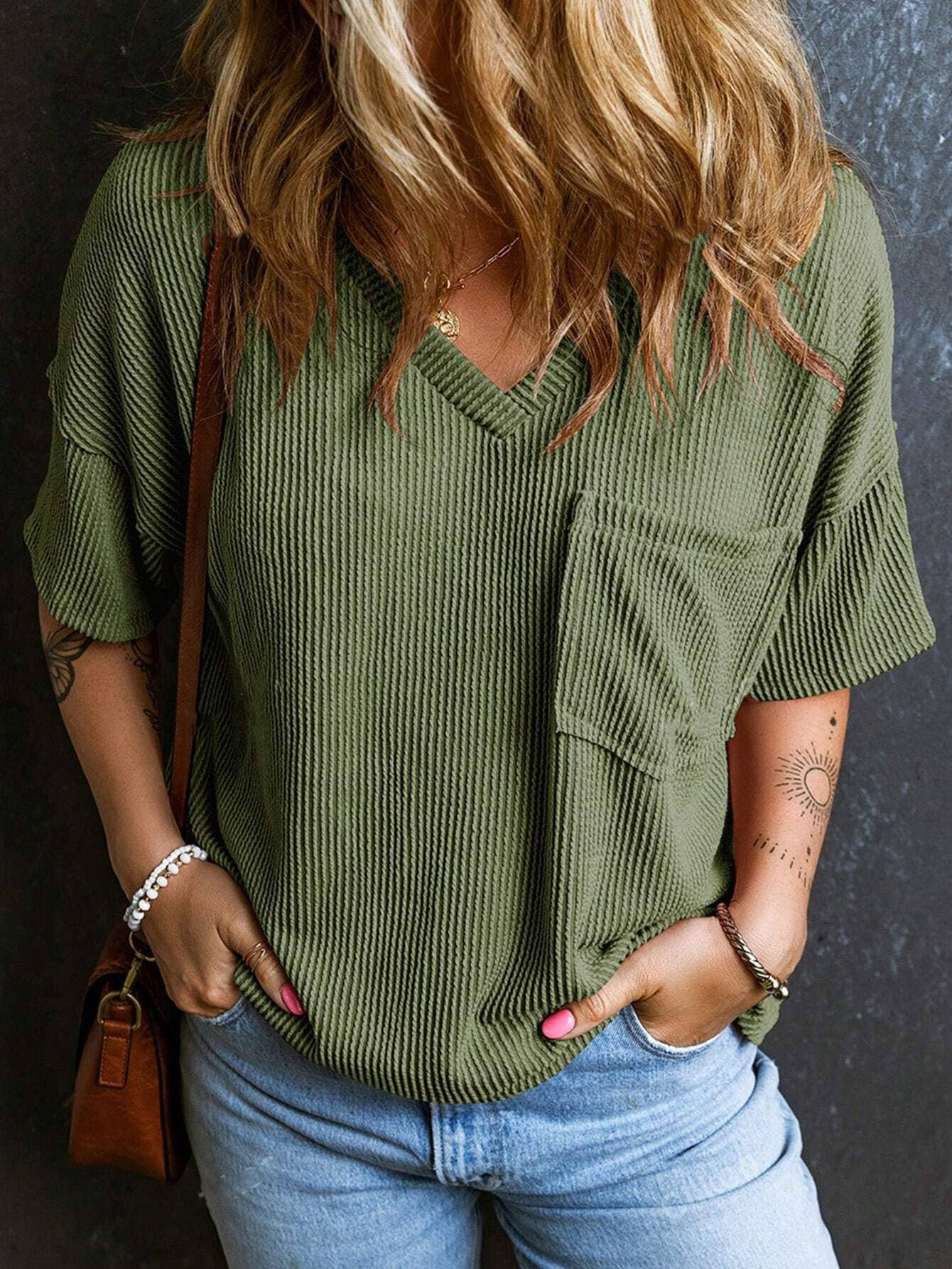 Stylish two-tone twist bullet pocket V-neck top
