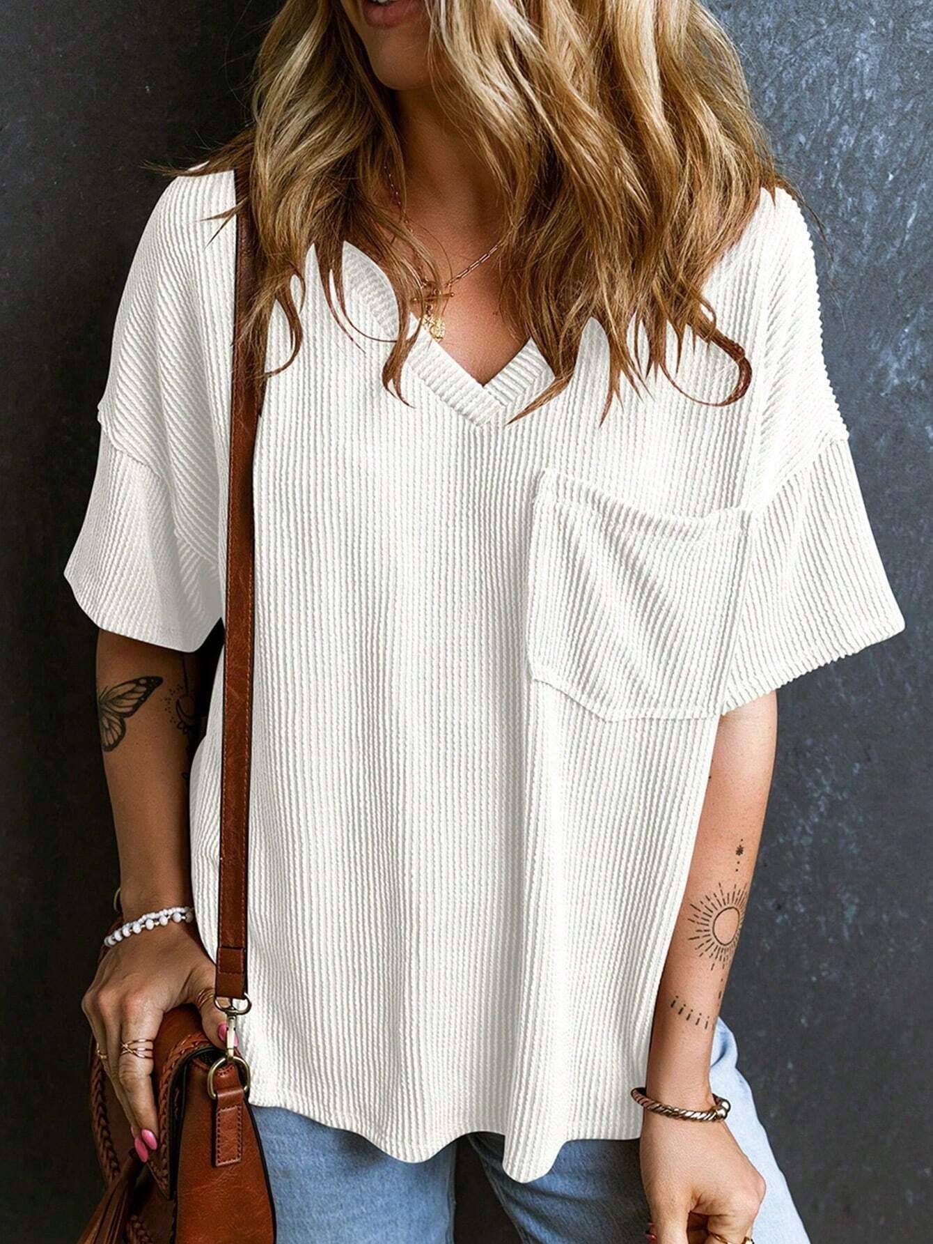 Stylish two-tone twist bullet pocket V-neck top